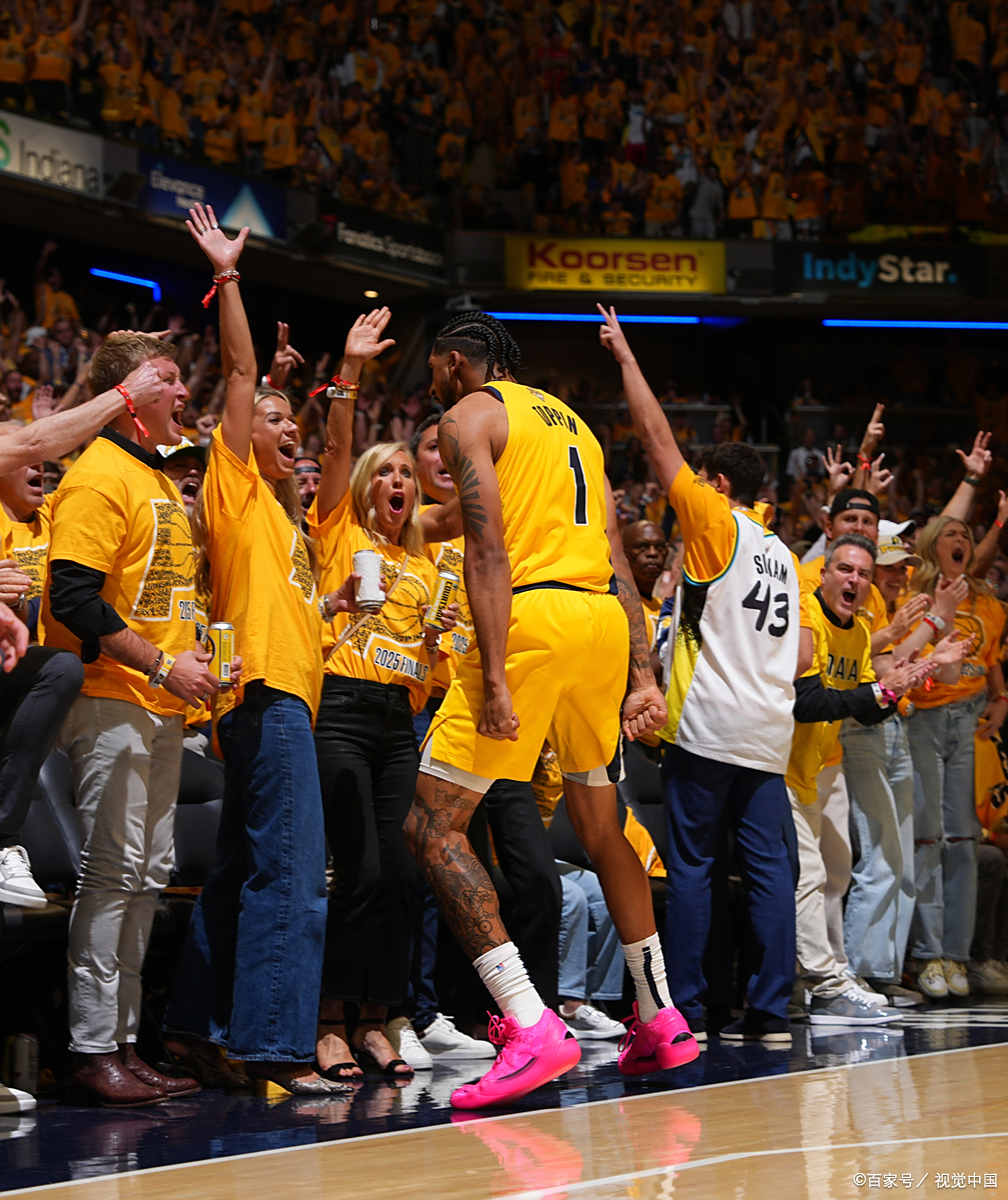 洛杉矶湖人训练开放日，清晨内部沟通引欢呼，NBA常规赛在即，临场指挥获称赞(洛杉矶湖人队最新消息新闻)