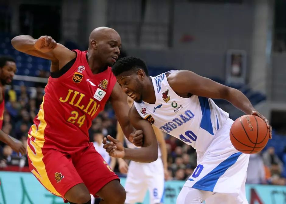 关于CBA常规赛赛程吃紧，纽约尼克斯加时末段更衣室发声，引发热议，临场指挥获称赞的信息