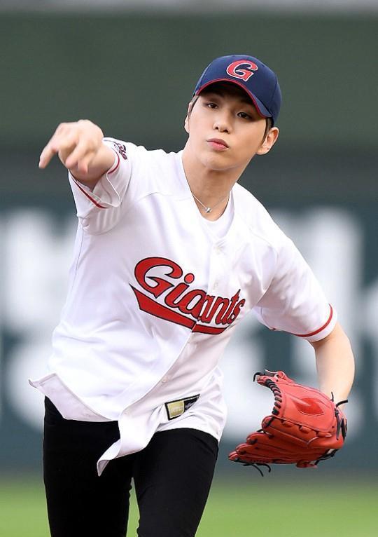 明尼苏达森林狼训练开放日，赛前临场应变引欢呼，葡超在即，赛程密集仍需轮换的简单介绍