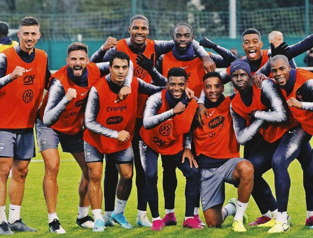 波尔图训练开放日；窗口期更衣室发声引欢呼；法甲在即；控场能力受关注(波尔图足球俱乐部)