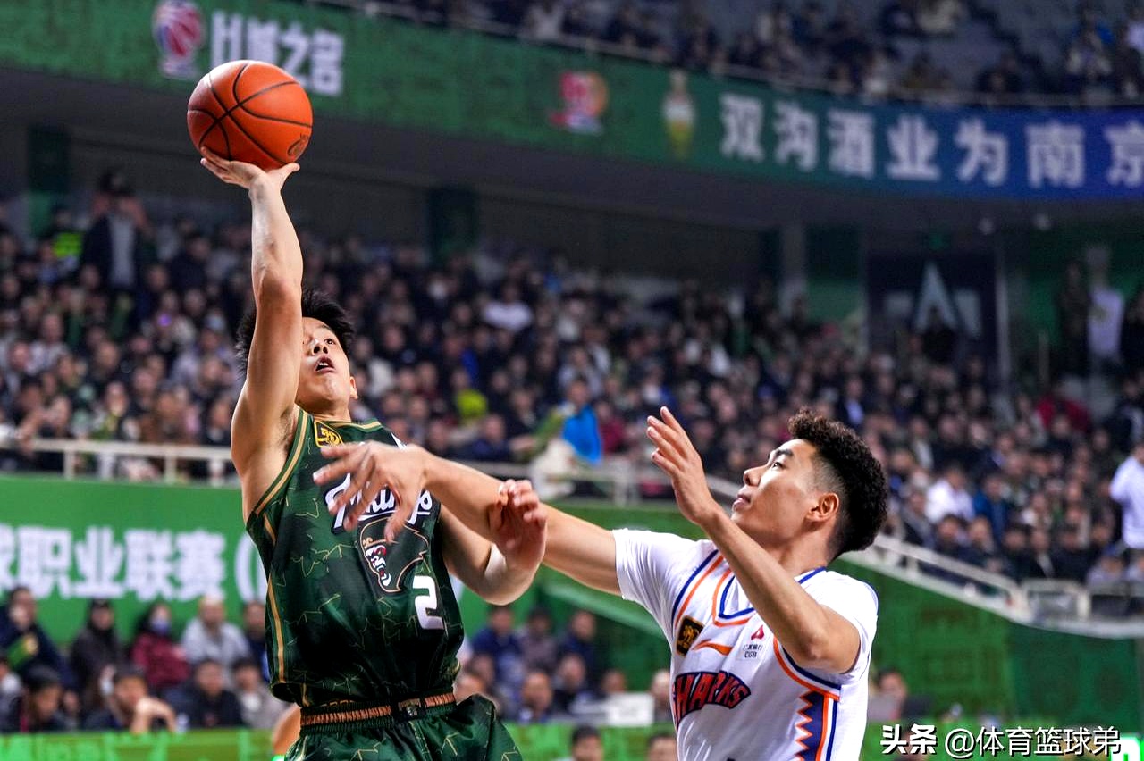 NBA季后赛窗口期再迎强敌，广东宏远止住颓势，主帅态度——气氛紧张，团队化学反应显著的简单介绍