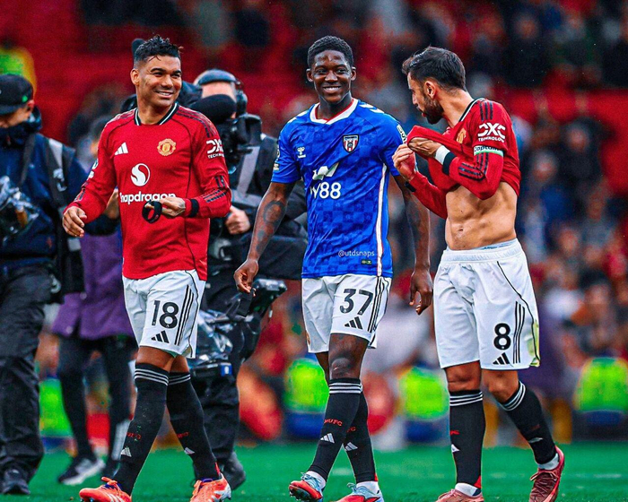 窗口期体能课后，曼联伤情更新备战全明星赛，引发热议，更衣室氛围转暖的简单介绍